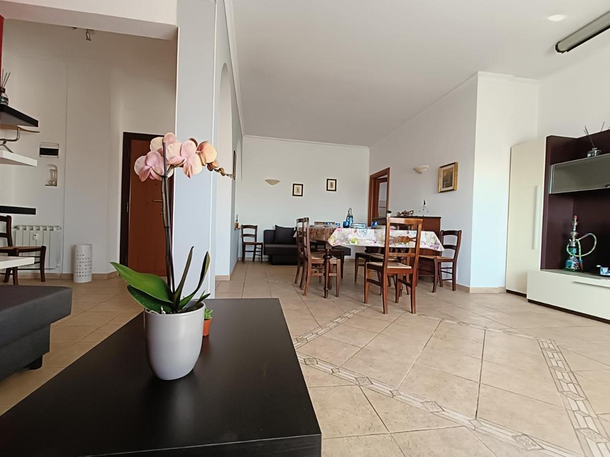 Avellini - Delightful And Spacious Apartment With Terrace - Near Metro A Cornelia Rom Exterior foto